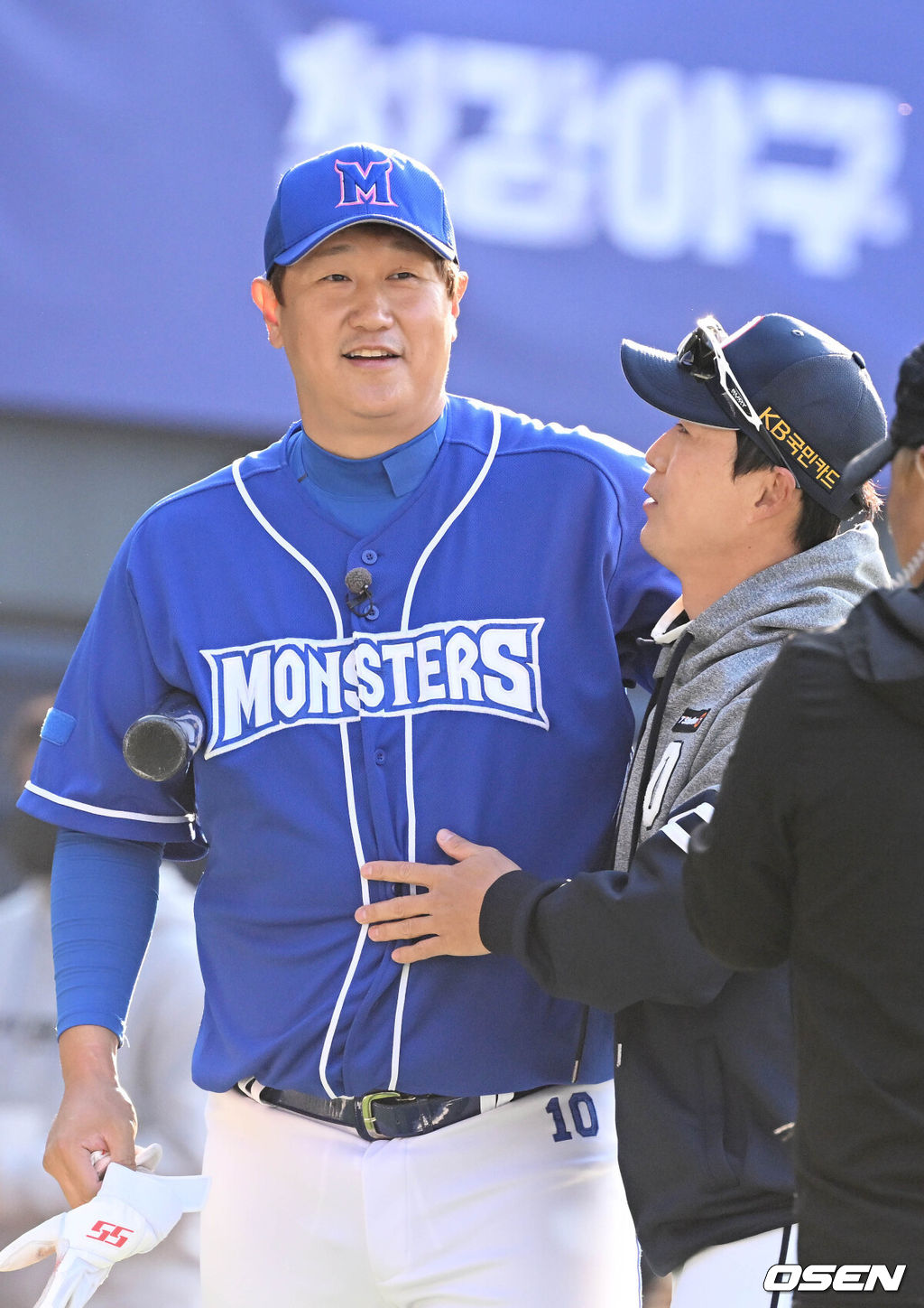 20일 서울 송파구 잠실구장에서 JTBC 프로그램 ’최강야구’의 최강 몬스터즈와 두산 베어스의 경기에 앞서 훈련이 진행됐다.최강 몬스터즈 이대호가 두산 정수성 코치와 대화를 나누고 있다. 2022.11.20 /cej@osen.co.kr