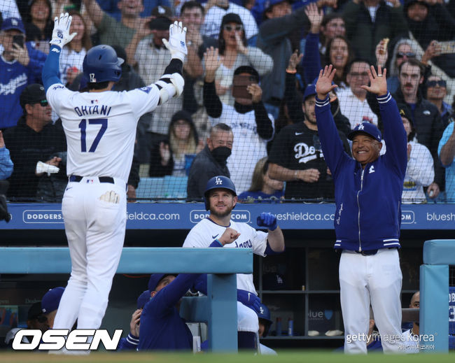 [사진] LA 다저스 오타니 쇼헤이와 데이브 로버츠 감독. ⓒGettyimages(무단전재 및 재배포 금지)