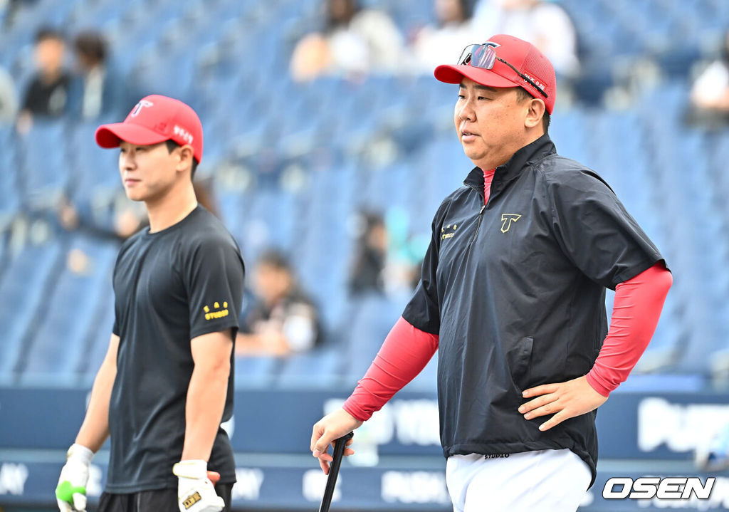 17일 창원NC파크에서 2024 신한 SOL 뱅크 KBO 리그 NC 다이노스와 KIA 타이거즈의 경기가 열렸다. 선두 KIA와 승차가 불과 1경기 차인 NC는 김시훈이 선발 출전하고 KIA는 김건국이 윌 크로우, 이의리 등을 대신해 선발 출전해 시험대에 오른다.KIA 타이거즈 이범호 감독이 선수들의 훈련을 지켜보고 있다. 2024.05.17 / foto0307@osen.co.kr