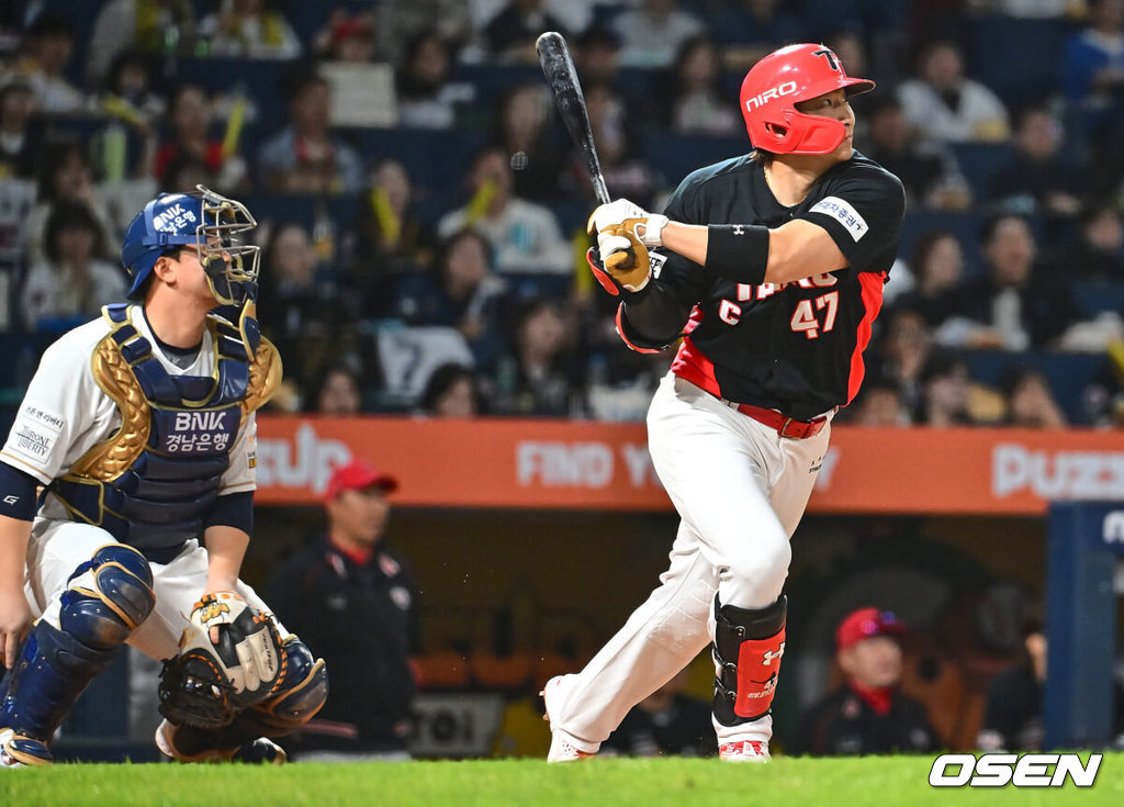 17일 창원NC파크에서 2024 신한 SOL 뱅크 KBO 리그 NC 다이노스와 KIA 타이거즈의 경기가 열렸다. 선두 KIA와 승차가 불과 1경기 차인 NC는 김시훈이 선발 출전하고 KIA는 김건국이 올랐으나 1이닝 2피안타 1실점으로 물러났다.KIA 타이거즈 나성범이 7회초 1사 3루 중견수 왼쪽에 떨어지는 역전 1타점 안타를 치고 있다. 2024.05.17 / foto0307@osen.co.kr