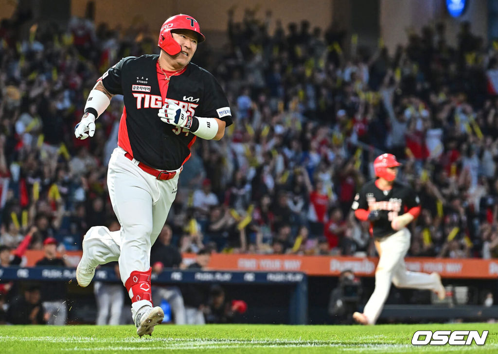 17일 창원NC파크에서 2024 신한 SOL 뱅크 KBO 리그 NC 다이노스와 KIA 타이거즈의 경기가 열렸다. 선두 KIA와 승차가 불과 1경기 차인 NC는 김시훈이 선발 출전하고 KIA는 김건국이 올랐으나 1이닝 2피안타 1실점으로 물러났다.KIA 타이거즈 최형우가 3회초 1사 3루 중견수 앞 1타점 안타를 치고 진루하고 있다. 2024.05.17 / foto0307@osen.co.kr