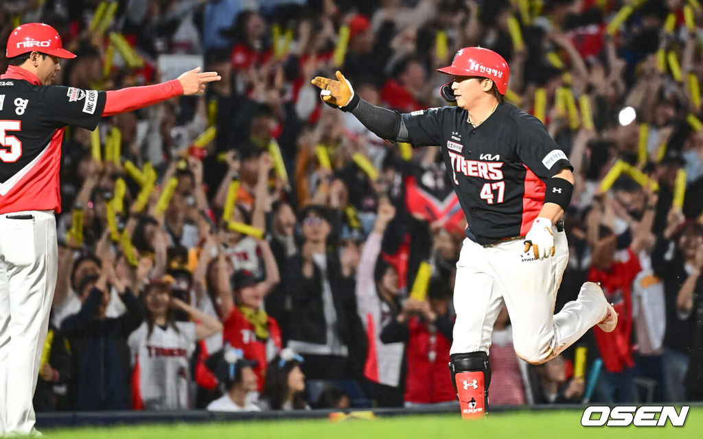 17일 창원NC파크에서 2024 신한 SOL 뱅크 KBO 리그 NC 다이노스와 KIA 타이거즈의 경기가 열렸다. 선두 KIA와 승차가 불과 1경기 차인 NC는 김시훈이 선발 출전하고 KIA는 김건국이 올랐으나 1이닝 2피안타 1실점으로 물러났다.KIA 타이거즈 나성범이 9회초 무사 1루 좌월 2점 홈런을 치고 세리머니를 하고 있다. 2024.05.17 / foto0307@osen.co.kr