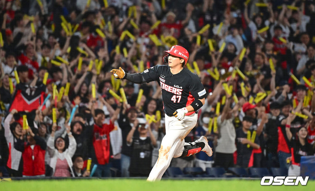 17일 창원NC파크에서 2024 신한 SOL 뱅크 KBO 리그 NC 다이노스와 KIA 타이거즈의 경기가 열렸다. 선두 KIA와 승차가 불과 1경기 차인 NC는 김시훈이 선발 출전하고 KIA는 김건국이 올랐으나 1이닝 2피안타 1실점으로 물러났다.KIA 타이거즈 나성범이 9회초 무사 1루 좌월 2점 홈런을 치고 세리머니를 하고 있다. 2024.05.17 / foto0307@osen.co.kr