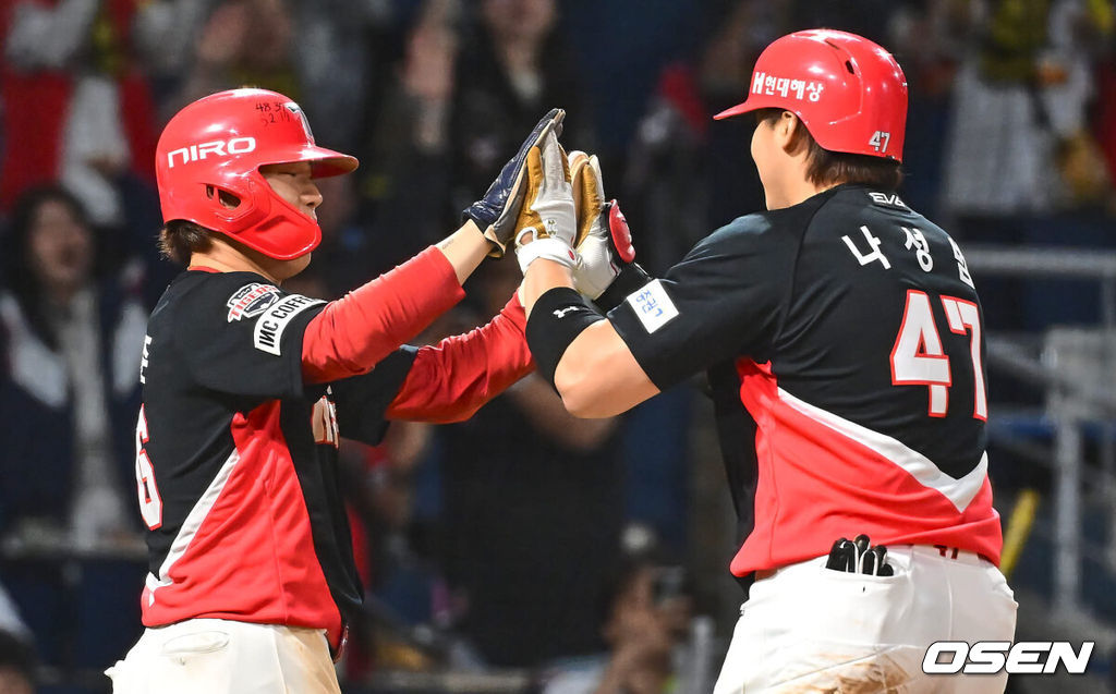 17일 창원NC파크에서 2024 신한 SOL 뱅크 KBO 리그 NC 다이노스와 KIA 타이거즈의 경기가 열렸다. 선두 KIA와 승차가 불과 1경기 차인 NC는 김시훈이 선발 출전하고 KIA는 김건국이 올랐으나 1이닝 2피안타 1실점으로 물러났다.KIA 타이거즈 나성범이 9회초 무사 1루 좌월 2점 홈런을 치고 하이파이브를 하고 있다. 2024.05.17 / foto0307@osen.co.kr