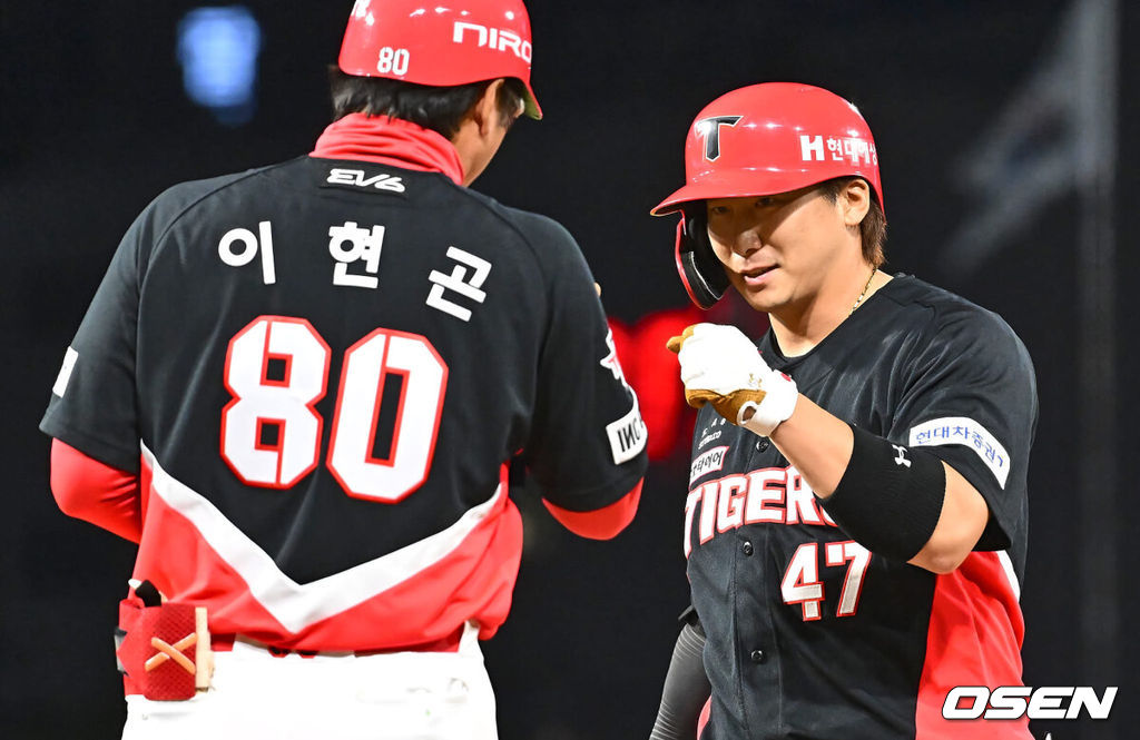 17일 창원NC파크에서 2024 신한 SOL 뱅크 KBO 리그 NC 다이노스와 KIA 타이거즈의 경기가 열렸다. 선두 KIA와 승차가 불과 1경기 차인 NC는 김시훈이 선발 출전하고 KIA는 김건국이 올랐으나 1이닝 2피안타 1실점으로 물러났다.KIA 타이거즈 나성범이 7회초 1사 3루 중견수 왼쪽에 떨어지는 역전 1타점 안타를 치고 하이파이브를 하고 있다. 2024.05.17 / foto0307@osen.co.kr