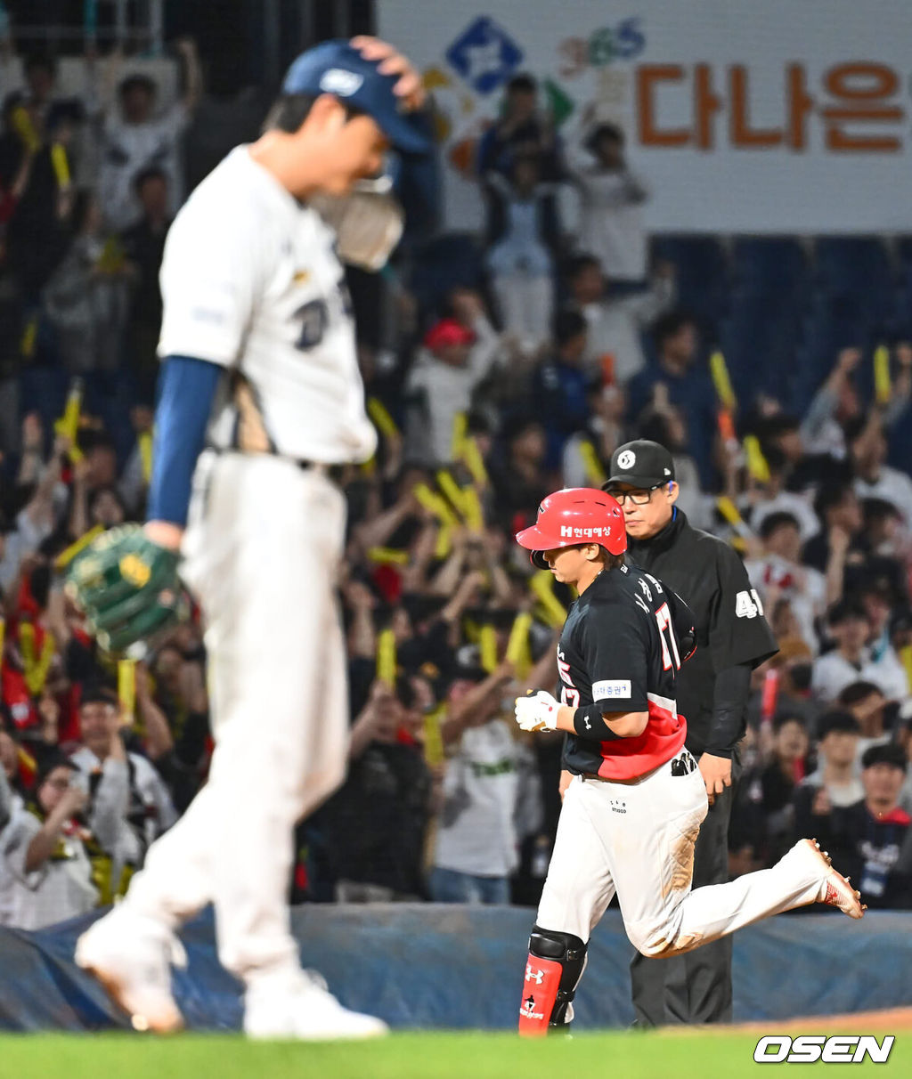 17일 창원NC파크에서 2024 신한 SOL 뱅크 KBO 리그 NC 다이노스와 KIA 타이거즈의 경기가 열렸다. 선두 KIA와 승차가 불과 1경기 차인 NC는 김시훈이 선발 출전하고 KIA는 김건국이 올랐으나 1이닝 2피안타 1실점으로 물러났다.KIA 타이거즈 나성범이 9회초 무사 1루 좌월 2점 홈런을 치고 그라운드를 돌고 있다. 2024.05.17 / foto0307@osen.co.kr