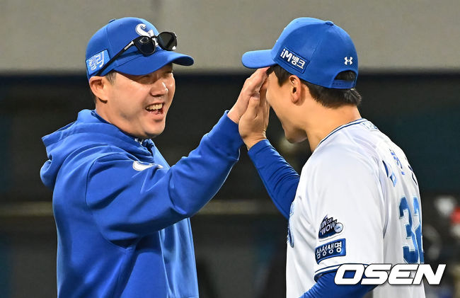 삼성 라이온즈 박진만 감독이 KIA 타이거즈에 5-2로 승리한 후 김헌곤과 기쁨을 나누고 있다. 2024.05.09 / foto0307@osen.co.kr