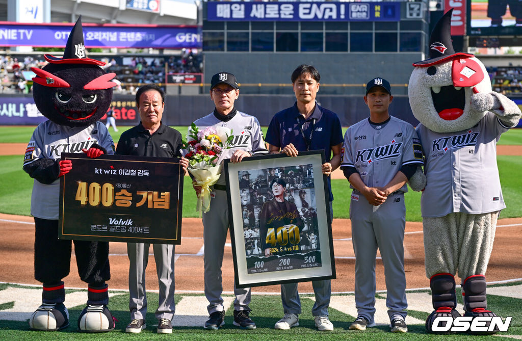 18일 오후 수원 KT위즈파크에서 ‘2024 신한 SOL Bank KBO리그’ KT 위즈와 LG 트윈스의 경기가 열렸다.이날 홈팀 KT는 주권, 원정팀 LG는 최원태를 선발로 내세웠다.경기 시작에 앞서 KT 이강철 감독이 KBO 통산 400승 기념 액자를 전달받은 뒤 기념촬영을 하고 있다. 2024.05.18 / ksl0919@osen.co.kr