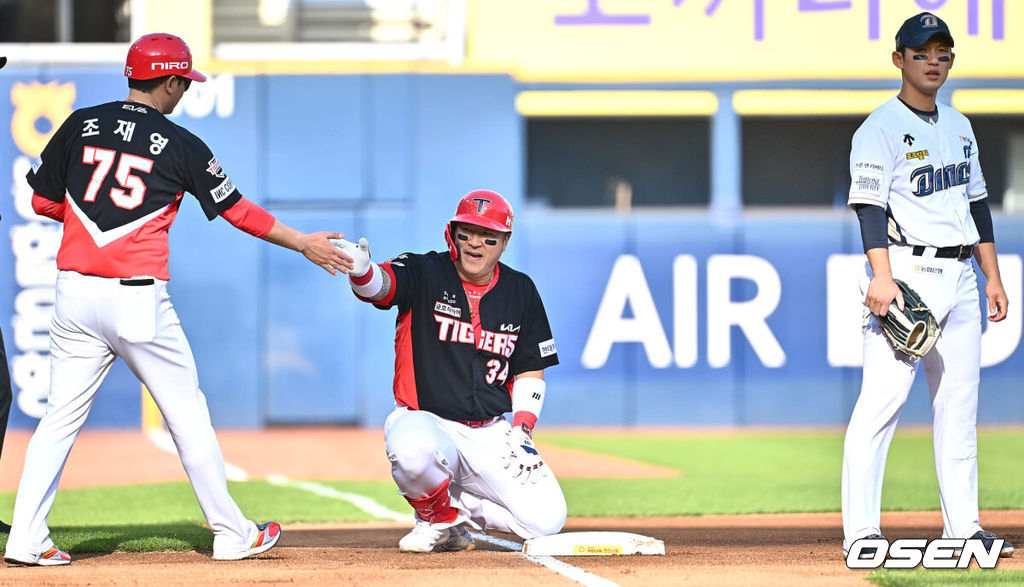 18일 창원NC파크에서 2024 신한 SOL 뱅크 KBO 리그 NC 다이노스와 KIA 타이거즈의 경기가 열렸다. NC는 이재학을 KIA는 황동하를 선발로 내세웠다.KIA 타이거즈 최형우가 1회초 1사 1,2루 2타점 우익수 오른쪽 3루타를 치고 하이파이브를 하고 있다. 2024.05.18 / foto0307@osen.co.kr