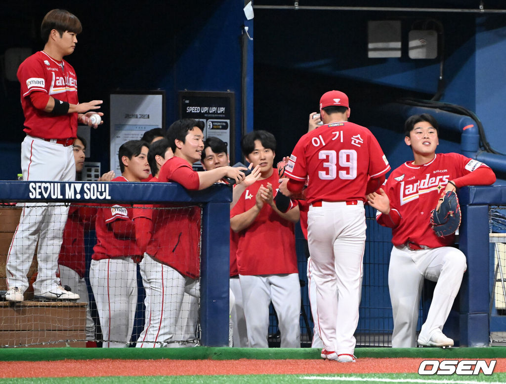 18일 오후 서울 고척스카이돔에서 ‘2024 신한 SOL BANK KBO리그’ 키움 히어로즈와 SSG 랜더스의 경기가 진행됐다.이날 키움은 이종민을, SSG은 이기순을 선발투수로 내세웠다.4회말 2사 주자 만루 키움 박수종 타석에서 SSG 선발 이기순이 교체되고 있다. 2024.05.18 / rumi@osen.co.kr