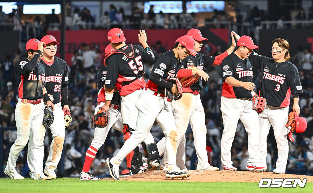 18일 창원NC파크에서 2024 신한 SOL 뱅크 KBO 리그 NC 다이노스와 KIA 타이거즈의 경기가 열렸다. NC는 이재학을 KIA는 황동하를 선발로 내세웠다.KIA 타이거즈 선수들이 NC 다이노스에 7-2로 승리한 후 기쁨을 나누고 있다. 2024.05.18 / foto0307@osen.co.kr