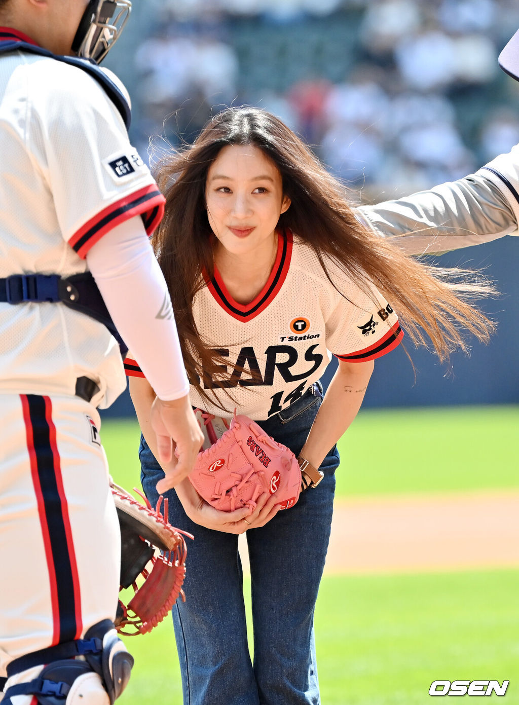 19일 오후 서울 잠실야구장에서 ‘2024 신한 SOL Bank KBO리그’ 두산 베어스와 롯데 자이언츠의 경기가 열렸다.이날 두산은 브랜든을, 롯데는 이민석을 선발투수로 내세웠다.경기 전 배우 정려원이 시구를 마친 후 인사를 하고 있다. 2024.05.19 / rumi@osen.co.kr