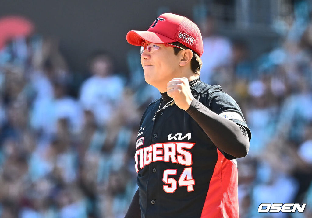 19일 창원NC파크에서 2024 신한 SOL 뱅크 KBO 리그 NC 다이노스와 KIA 타이거즈의 경기가 열렸다. NC는 이용준을 선발로 스윕패 위기 탈출을 노리고 위닝시리즈를 완성한 KIA는 양현종을 내세워 시리즈 전승을 노린다.KIA 타이거즈 양현종이 6회말 2사 3루 NC 다이노스 데이비슨에게 좌익수 앞 동점 안타를 맞고 아쉬워하고 있다. 2024.05.19 / foto0307@osen.co.kr