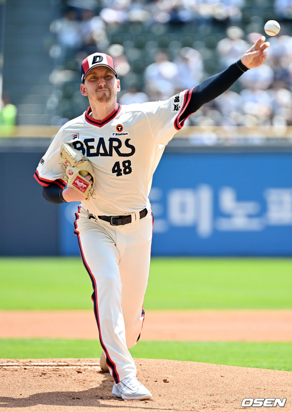 19일 오후 서울 잠실야구장에서 ‘2024 신한 SOL Bank KBO리그’ 두산 베어스와 롯데 자이언츠의 경기가 열렸다.이날 두산은 브랜든을, 롯데는 이민석을 선발투수로 내세웠다.두산 선발 브랜든이 마운드 위에서 힘차게 공을 뿌리고 있다. 2024.05.19 / rumi@osen.co.kr