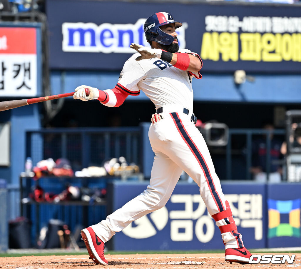 19일 오후 서울 잠실야구장에서 ‘2024 신한 SOL Bank KBO리그’ 두산 베어스와 롯데 자이언츠의 경기가 열렸다.이날 두산은 브랜든을, 롯데는 이민석을 선발투수로 내세웠다.4회말 2사 주자 1루 두산 라모스가 우익수 오른쪽 안타를 때리고 있다. 2024.05.19 / rumi@osen.co.kr