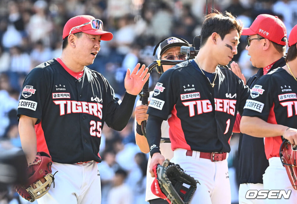 19일 창원NC파크에서 2024 신한 SOL 뱅크 KBO 리그 NC 다이노스와 KIA 타이거즈의 경기가 열렸다. NC는 이용준을 선발로 스윕패 위기 탈출을 노리고 위닝시리즈를 완성한 KIA는 양현종을 내세워 시리즈 전승을 노린다.KIA 타이거즈 이범호 감독이 9회초 극적인 결승 솔로 홈런을 친 이우성과 하이파이브를 하고 있다. 2024.05.19 / foto0307@osen.co.kr