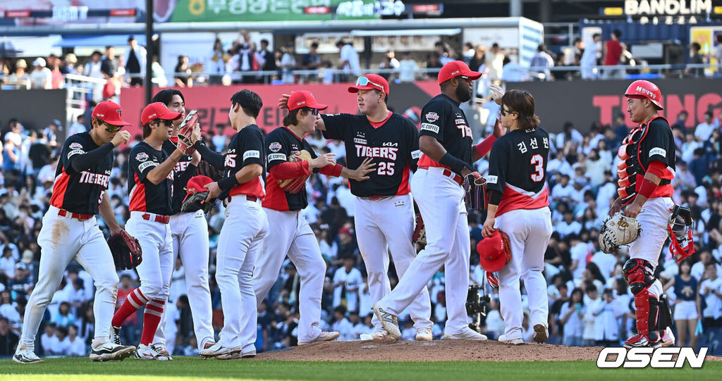 19일 창원NC파크에서 2024 신한 SOL 뱅크 KBO 리그 NC 다이노스와 KIA 타이거즈의 경기가 열렸다. NC는 이용준을 선발로 스윕패 위기 탈출을 노리고 위닝시리즈를 완성한 KIA는 양현종을 내세워 시리즈 전승을 노린다.KIA 타이거즈 선수들이 NC 다이노스에 2-1로 승리, 스윕승을 올리고 기뻐하고 있다. 2024.05.19 / foto0307@osen.co.kr