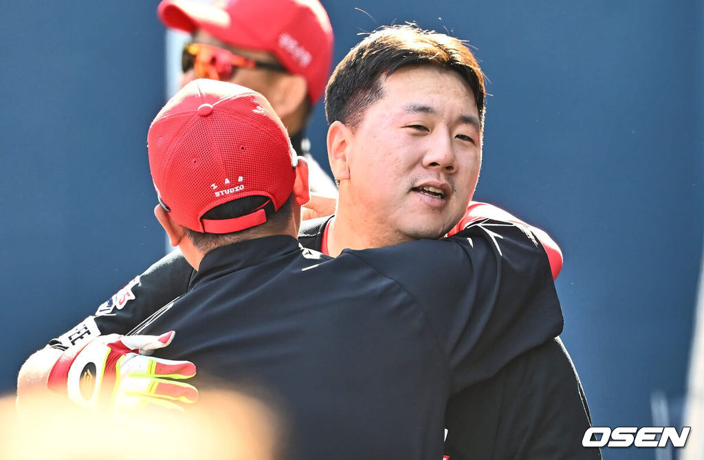 19일 창원NC파크에서 2024 신한 SOL 뱅크 KBO 리그 NC 다이노스와 KIA 타이거즈의 경기가 열렸다. NC는 이용준을 선발로 스윕패 위기 탈출을 노리고 위닝시리즈를 완성한 KIA는 양현종을 내세워 시리즈 전승을 노린다.KIA 타이거즈 이우성이 9회초 2사 좌월 솔로 홈런을 치고 포옹을 하고 있다. 2024.05.19 / foto0307@osen.co.kr