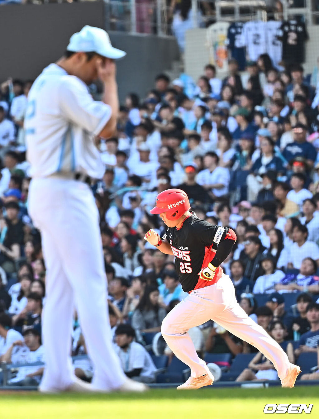 19일 창원NC파크에서 2024 신한 SOL 뱅크 KBO 리그 NC 다이노스와 KIA 타이거즈의 경기가 열렸다. NC는 이용준을 선발로 스윕패 위기 탈출을 노리고 위닝시리즈를 완성한 KIA는 양현종을 내세워 시리즈 전승을 노린다.KIA 타이거즈 이우성이 9회초 2사 좌월 솔로 홈런을 치고 그라운드를 돌고 있다. 2024.05.19 / foto0307@osen.co.kr