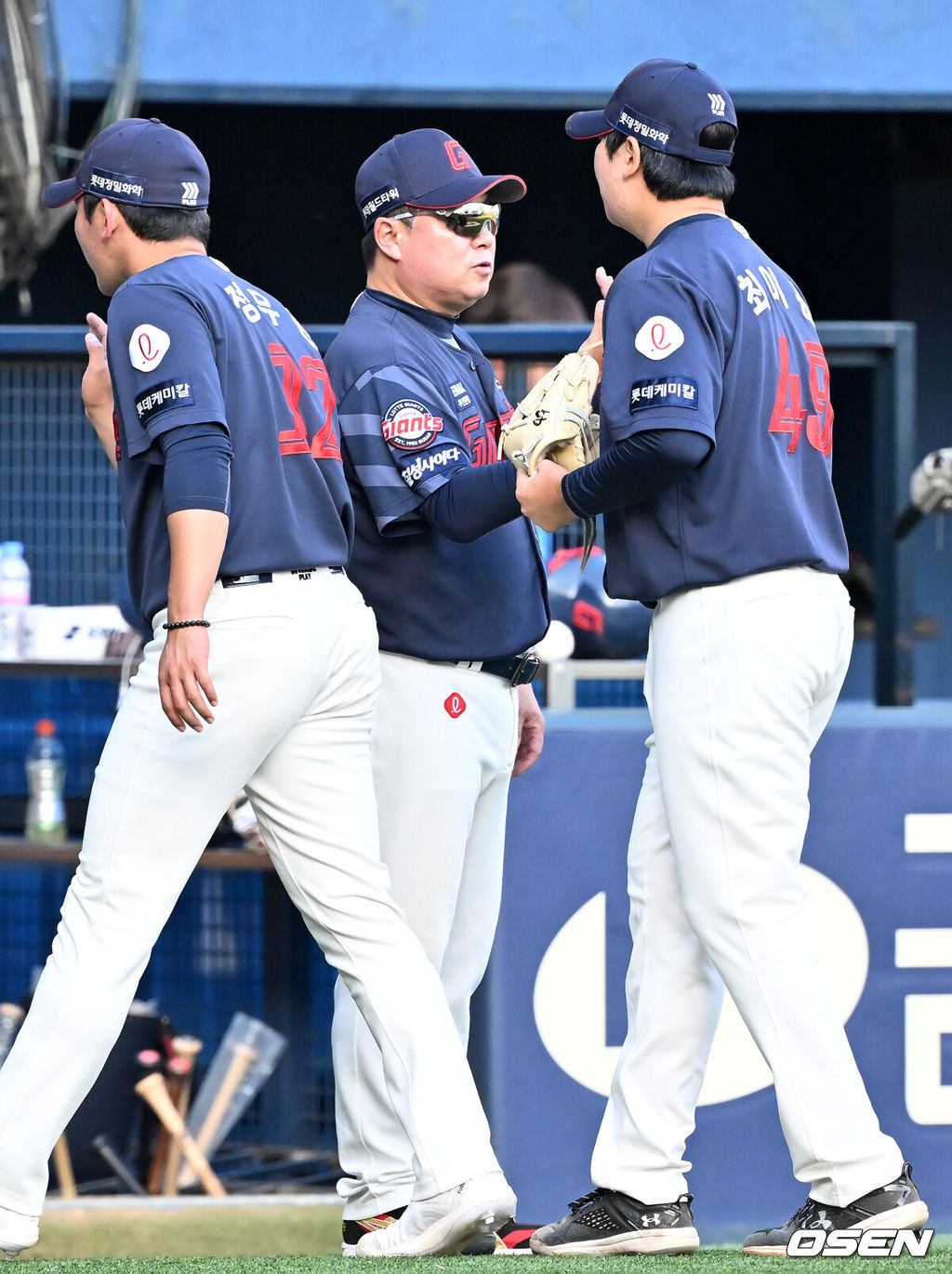 19일 오후 서울 잠실야구장에서 ‘2024 신한 SOL Bank KBO리그’ 두산 베어스와 롯데 자이언츠의 경기가 열렸다. 이 경기에서 양 팀은 연장 12회 접전 끝 3-3 무승부를 거뒀다.이날 결과로 두산은 시즌 26승 2무 21패, 롯데는 15승 2무 27패가 됐다. 두 팀은 주말 3연전을 1승 1무 1패로 사이좋게 나눠가졌다.경기를 마치고 롯데 최이준이 김태형 감독과 하이파이브를 하고 있다. 2024.05.19 / rumi@osen.co.kr