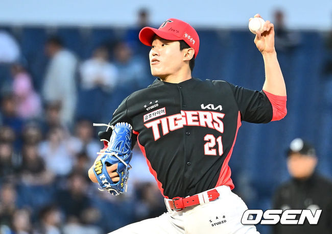 17일 창원NC파크에서 2024 신한 SOL 뱅크 KBO 리그 NC 다이노스와 KIA 타이거즈의 경기가 열렸다.선두 KIA와 승차가 불과 1경기 차인 NC는 김시훈이 선발 출전하고 KIA는 김건국이 올랐으나 1이닝 2피안타 1실점으로 물러났다.KIA 타이거즈 김사윤이 역투하고 있다. 2024.05.17 / foto0307@osen.co.kr