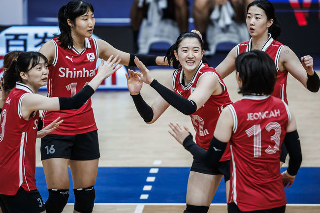 이다현을 비롯해 한국여자배구대표팀 선수들이 기뻐하고 있다. /FIVB 홈페이지