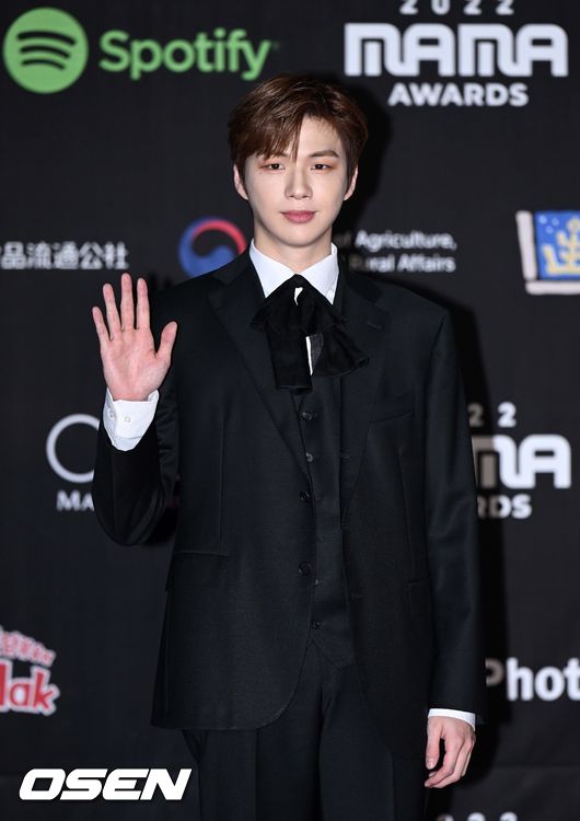 29일 오후(현지시간) 일본 교세라 돔 오사카에서 ‘MAMA AWARDS’ 레드카펫 행사가 진행됐다.가수 강다니엘이 레드카펫을 밟고 있다. 2022.11.29 /sunday@osen.co.kr