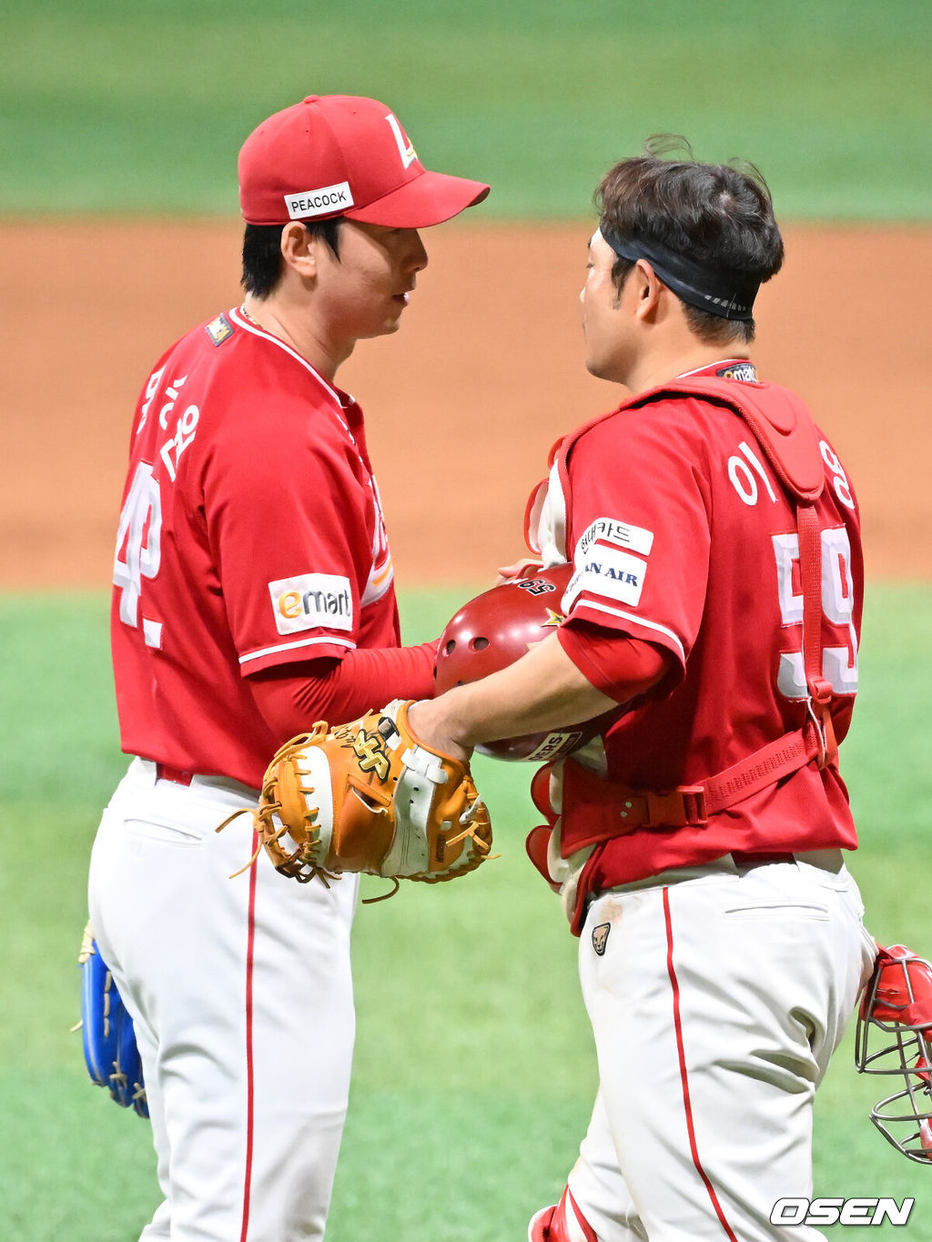 18일 오후 서울 고척스카이돔에서 ‘2024 신한 SOL BANK KBO리그’ 키움 히어로즈와 SSG 랜더스의 경기가 진행됐다. 이 경기에서 SSG은 키움에 3-0으로 승리하며 2연승 질주했다.경기를 마치고 SSG 문승원과 이지영이 하이파이브를 하고 있다. 2024.05.18 / rumi@osen.co.kr