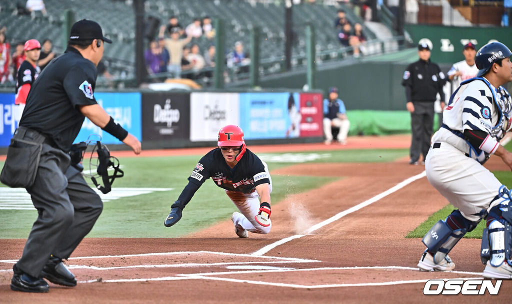 21일 부산 사직구장에서 2024 신한 SOL 뱅크 KBO 리그 롯데 자이언츠와 KIA 타이거즈의 경기가 열렸다. 두산과의 연장 무승부를 기록한 롯데는 반즈를 선발로 내세우고 NC전 스윕승을 올린 KIA는 네일을 선발로 기세를 이어간다.KIA 타이거즈 박찬호가 1회초 무사 2루 김선빈의 1루 땅볼때 홈으로 쇄도 세이프되고 있다. 2024.05.21 / foto0307@osen.co.kr