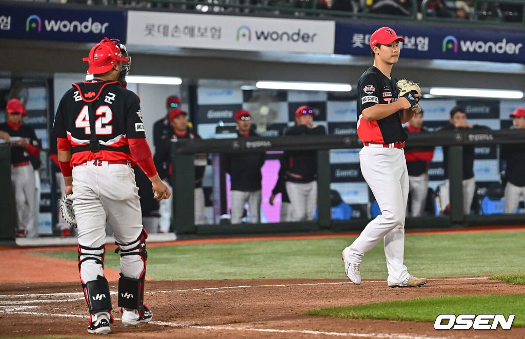 21일 부산 사직구장에서 2024 신한 SOL 뱅크 KBO 리그 롯데 자이언츠와 KIA 타이거즈의 경기가 열렸다. 두산과의 연장 무승부를 기록한 롯데는 반즈를 선발로 내세우고 NC전 스윕승을 올린 KIA는 네일을 선발로 기세를 이어간다.KIA 타이거즈 곽도규가 7회말 2사 만루 롯데 자이언츠 윤동희에게 중견수 앞 역전 2타점 안타를 맞고 아쉬워하고 있다. 2024.05.21 / foto0307@osen.co.kr