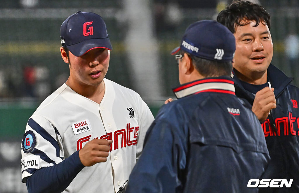 21일 부산 사직구장에서 2024 신한 SOL 뱅크 KBO 리그 롯데 자이언츠와 KIA 타이거즈의 경기가 열렸다. 두산과의 연장 무승부를 기록한 롯데는 반즈를 선발로 내세우고 NC전 스윕승을 올린 KIA는 네일을 선발로 기세를 이어간다.롯데 자이언츠 전미르가 첫 세이브를 기록하고 김태형 감독과 하이파이브를 하고 있다. 2024.05.21 / foto0307@osen.co.kr