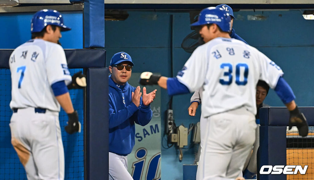 9일 대구삼성라이온즈파크에서 2024 신한 SOL 뱅크 KBO 리그 삼성 라이온즈와 KIA 타이거즈의 경기가 열렸다. 전날 12회 연장 승부끝에 패한 삼성은 3연패의 분위기 반전을 노리며 2번 구자욱-4번 김영웅 타순 변화를 줬고 이승현이 선발 출전하고 2연승을 완성한 1위 KIA는 2위 NC와의 승차를 2경기로 벌렸고 네일을 선발로 위닝 시리즈를 노린다.삼성 라이온즈 박진만 감독이 8회말 무사 만루 김헌곤의 역전 2타점 좌중간 2루타 때 득점을 올린 이재현과 김영웅을 보며 박수를 치고 있다. 2024.05.09 / foto0307@osen.co.kr