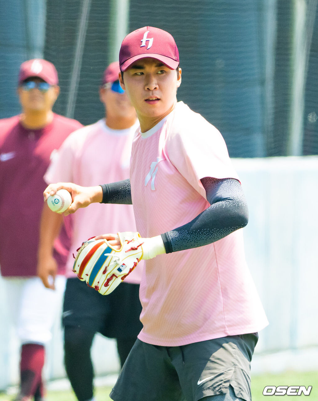 21일 오후 이천 두산베어스파크에서 2024 퓨처스리그 두산 베어스와 고양 히어로즈의 경기가 진행된다.이날 두산은 정철원을, 고양은 전준표를 선발투수로 내세웠다. 타자로 전향한 고양 장재영이 수비 훈련을 하고 있다.   2024.05.21/ soul1014@osen.co.kr