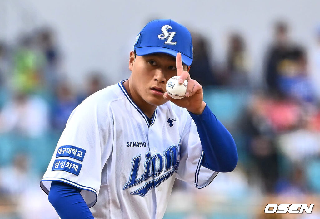 9일 대구삼성라이온즈파크에서 2024 신한 SOL 뱅크 KBO 리그 삼성 라이온즈와 KIA 타이거즈의 경기가 열렸다. 전날 12회 연장 승부끝에 패한 삼성은 3연패의 분위기 반전을 노리며 2번 구자욱-4번 김영웅 타순 변화를 줬고 이승현이 선발 출전하고 2연승을 완성한 1위 KIA는 2위 NC와의 승차를 2경기로 벌렸고 네일을 선발로 위닝 시리즈를 노린다.삼성 라이온즈 선발 투수 이승현이 사인을 보내고 있다. 2024.05.09 / foto0307@osen.co.kr