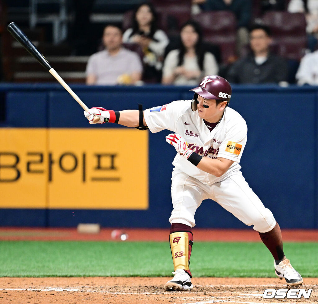 22일 오후 서울 고척스카이돔에서 ‘2024 신한 SOL BANK KBO리그’ 키움 히어로즈와 NC 다이노스의 경기가 열렸다.이날 키움은 후라도, NC는 하트가 선발로 나섰다.8회말 1사 3루에서 키움 최주환이 동점 1타점 적시타를 날리고 있다. 2024.05.22 / jpnews@osen.co.kr