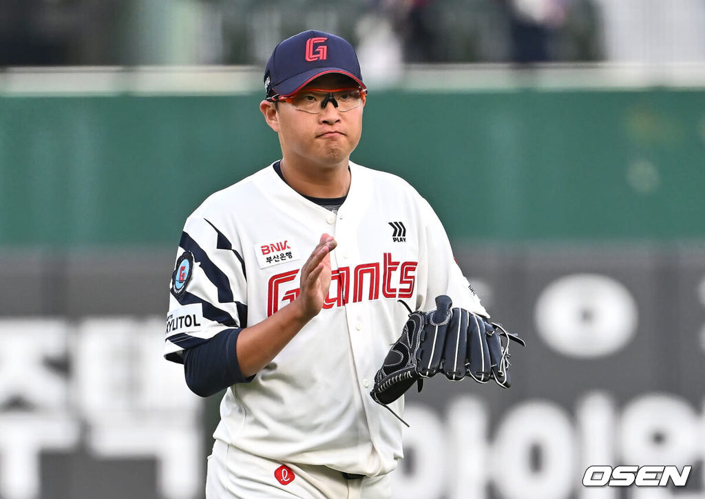 22일 부산 사직야구장에서 2024 신한 SOL 뱅크 KBO 리그 롯데 자이언츠와 KIA 타이거즈의 경기가 열렸다. 1차전을 승리한 롯데는 박세웅을 선발로 내세워 위닝시리즈를 노리고 역전패 당한 KIA는 롯데를 상대로 올시즌 첫 등판하는 윤영철을 선발로 내세워 분위기 반전을 노린다.롯데 자이언츠 선발 투수 박세웅이 1회초 1사 1,3루 실점위기서 KIA 타이거즈 최형우를 2루수 병살로 잡고 박수를 치고 있다. 2024.05.22 / foto0307@osen.co.kr