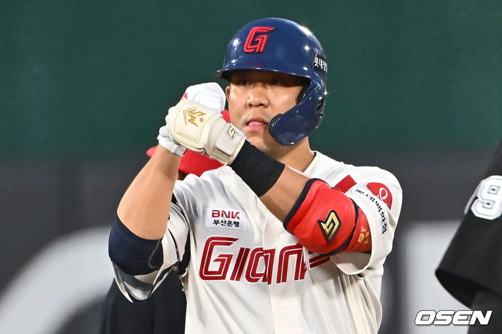 22일 부산 사직야구장에서 2024 신한 SOL 뱅크 KBO 리그 롯데 자이언츠와 KIA 타이거즈의 경기가 열렸다. 1차전을 승리한 롯데는 박세웅을 선발로 내세워 위닝시리즈를 노리고 역전패 당한 KIA는 롯데를 상대로 올시즌 첫 등판하는 윤영철을 선발로 내세워 분위기 반전을 노린다.롯데 자이언츠 김민성이 3회말 2사 1,2루 좌익수 뒤 2타점 적시 2루타를 치고 세리머니를 하고 있다. 2024.05.22 / foto0307@osen.co.kr