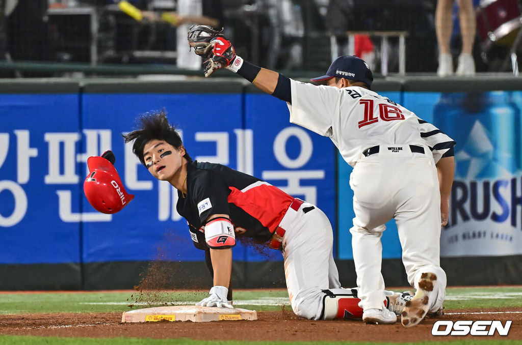 22일 부산 사직야구장에서 2024 신한 SOL 뱅크 KBO 리그 롯데 자이언츠와 KIA 타이거즈의 경기가 열렸다. 1차전을 승리한 롯데는 박세웅을 선발로 내세워 위닝시리즈를 노리고 역전패 당한 KIA는 롯데를 상대로 올시즌 첫 등판하는 윤영철을 선발로 내세워 분위기 반전을 노린다.KIA 타이거즈 김도영이 6회초 1사 1루 우중간 1타점 2루타를 치고 3루까지 쇄도했으나 아웃되고 있다. 2024.05.22 / foto0307@osen.co.kr