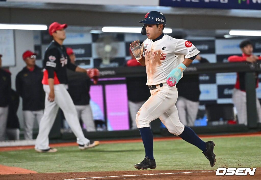 22일 부산 사직야구장에서 2024 신한 SOL 뱅크 KBO 리그 롯데 자이언츠와 KIA 타이거즈의 경기가 열렸다. 1차전을 승리한 롯데는 박세웅을 선발로 내세워 위닝시리즈를 노리고 역전패 당한 KIA는 롯데를 상대로 올시즌 첫 등판하는 윤영철을 선발로 내세워 분위기 반전을 노린다.롯데 자이언츠 황성빈이 5회말 1사 1,3루 레이예스의 중견수 희생플라이 때 득점을 올리고 있다. 2024.05.22 / foto0307@osen.co.kr