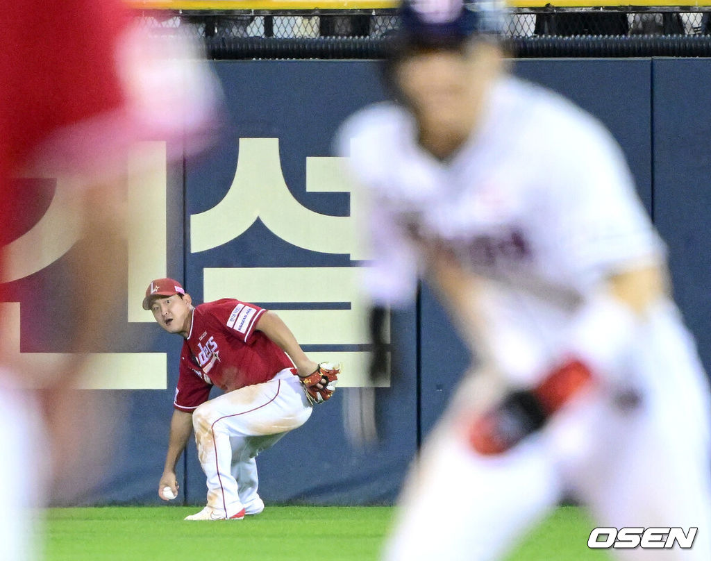 22일 오후 서울 잠실야구장에서 ‘2024 신한 SOL Bank KBO리그’ 두산 베어스와 SSG 랜더스의 경기가 열렸다.이날 홈팀 두산은 김민규, 방문팀 SSG는 김광현을 선발로 내세운다.8회말 1사 1루 상황 두산 정수빈의 뜬공 타구를 SSG 우익수 하재훈이 놓치는 실책을 범하고 있다. 2024.05.22 / dreamer@osen.co.kr