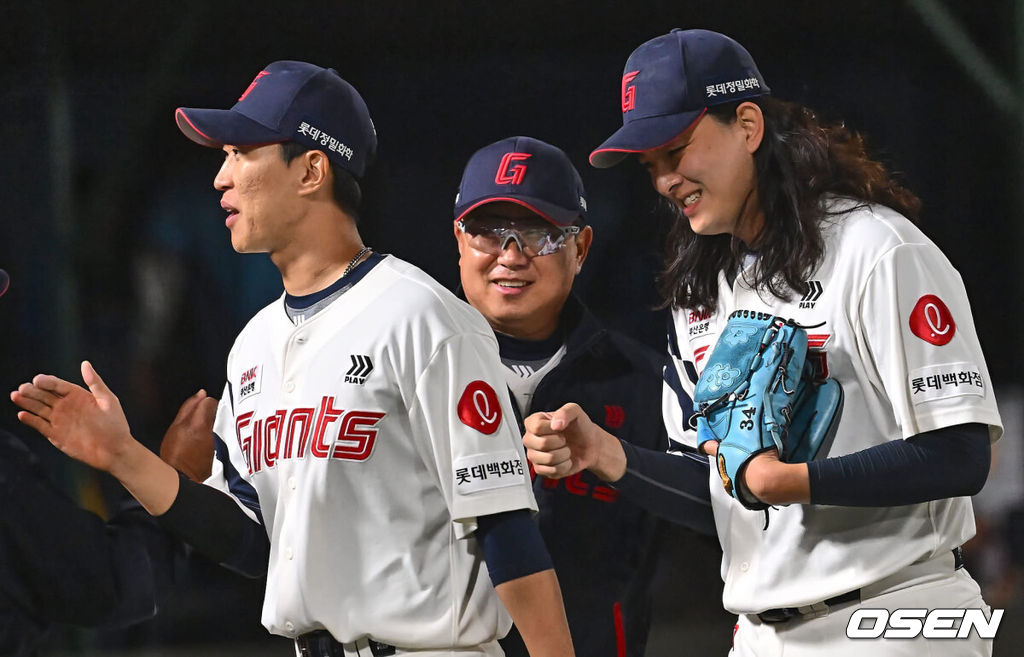 22일 부산 사직야구장에서 2024 신한 SOL 뱅크 KBO 리그 롯데 자이언츠와 KIA 타이거즈의 경기가 열렸다. 1차전을 승리한 롯데는 박세웅을 선발로 내세워 위닝시리즈를 노리고 역전패 당한 KIA는 롯데를 상대로 올시즌 첫 등판하는 윤영철을 선발로 내세워 분위기 반전을 노린다.롯데 자이언츠 김원중이 KIA 타이거즈에 4-2로 승리한 후 김태형 감독과 하이파이브를 하고 있다. 2024.05.22 / foto0307@osen.co.kr