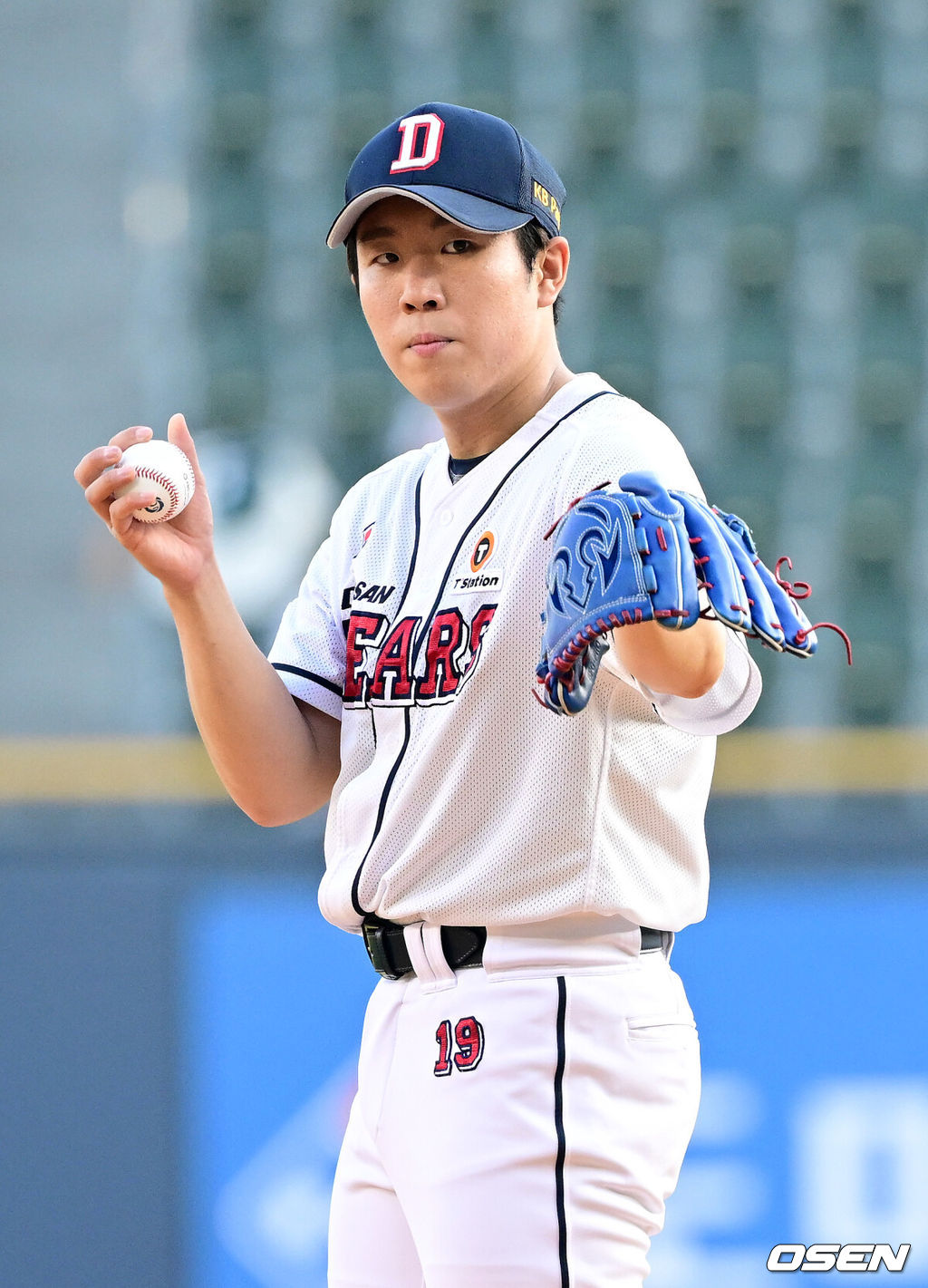 22일 오후 서울 잠실야구장에서 ‘2024 신한 SOL Bank KBO리그’ 두산 베어스와 SSG 랜더스의 경기가 열렸다.이날 홈팀 두산은 김민규, 방문팀 SSG는 김광현을 선발로 내세운다.두산 선발 김민규가 1회초 투구를 준비하고 있다. 2024.05.22 / dreamer@osen.co.kr