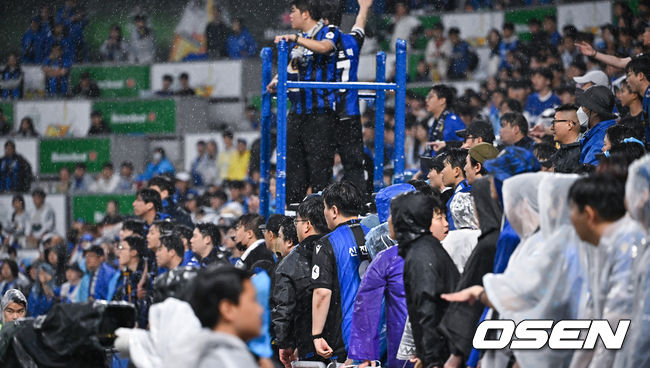 FC 서울이 우중혈투서 인천에 역전승을 거두며 순위를 끌어 올렸다. FC 서울은 11일 인천축구전용구장에서 열린 하나은행 K리그 1 2024 12라운드 인천 유나이티드와 원정 경기서 2-1로 역전승을 거뒀다.이날 승리로 서울은 4승 3무 5패 승점 15점으로 5위에 올랐다. 인천은 3승 5무 4패 승점 14점을 기록했다. 경기종료 후 물병 투척한 인천 유나이티드 서포터즈.  2024.05.11 / soul1014@osen.co.kr