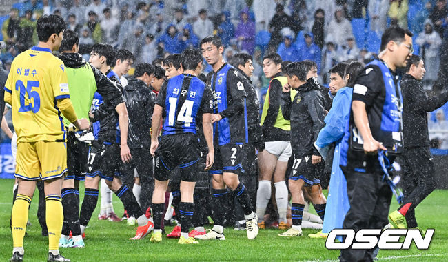 FC 서울이 우중혈투서 인천에 역전승을 거두며 순위를 끌어 올렸다. FC 서울은 11일 인천축구전용구장에서 열린 하나은행 K리그 1 2024 12라운드 인천 유나이티드와 원정 경기서 2-1로 역전승을 거뒀다.이날 승리로 서울은 4승 3무 5패 승점 15점으로 5위에 올랐다. 인천은 3승 5무 4패 승점 14점을 기록했다. 경기종료 후 인천 선수들이 패배에 아쉬워하고 있다. 2024.05.11 / soul1014@osen.co.kr