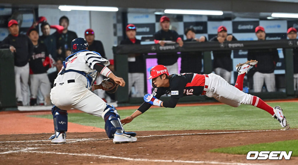 22일 부산 사직야구장에서 2024 신한 SOL 뱅크 KBO 리그 롯데 자이언츠와 KIA 타이거즈의 경기가 열렸다. 1차전을 승리한 롯데는 박세웅을 선발로 내세워 위닝시리즈를 노리고 역전패 당한 KIA는 롯데를 상대로 올시즌 첫 등판하는 윤영철을 선발로 내세워 분위기 반전을 노린다.롯데 자이언츠 유강남이 9회초 1사 만루 KIA 타이거즈 김선빈의 우익수 플라이 아웃때 홈으로 쇄도하는 박정우를 태그 아웃시키고 있다. 2024.05.22 / foto0307@osen.co.kr