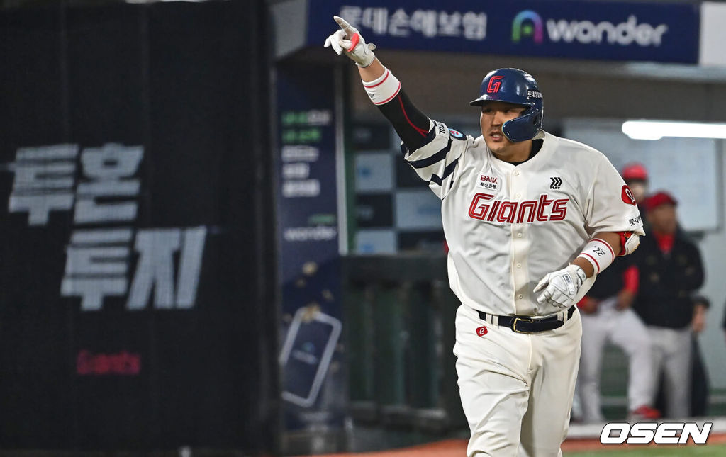 23일 부산 사직야구장에서 2024 신한 SOL 뱅크 KBO 리그 롯데 자이언츠와 KIA 타이거즈의 경기가 열렸다. 위닝시리즈를 달성한 롯데는 윌커슨을 내세워 스윕승을 도전하고 루징시리즈를 당한 KIA는 김사윤이 시즌 2번째 선발 등판했지만 1이닝 3실점으로 물러났다.롯데 자이언츠 유강남이 6회말 좌월 솔로 홈런을 치고 손을 번쩍 들어 보이고 있다. 2024.05.23 / foto0307@osen.co.kr