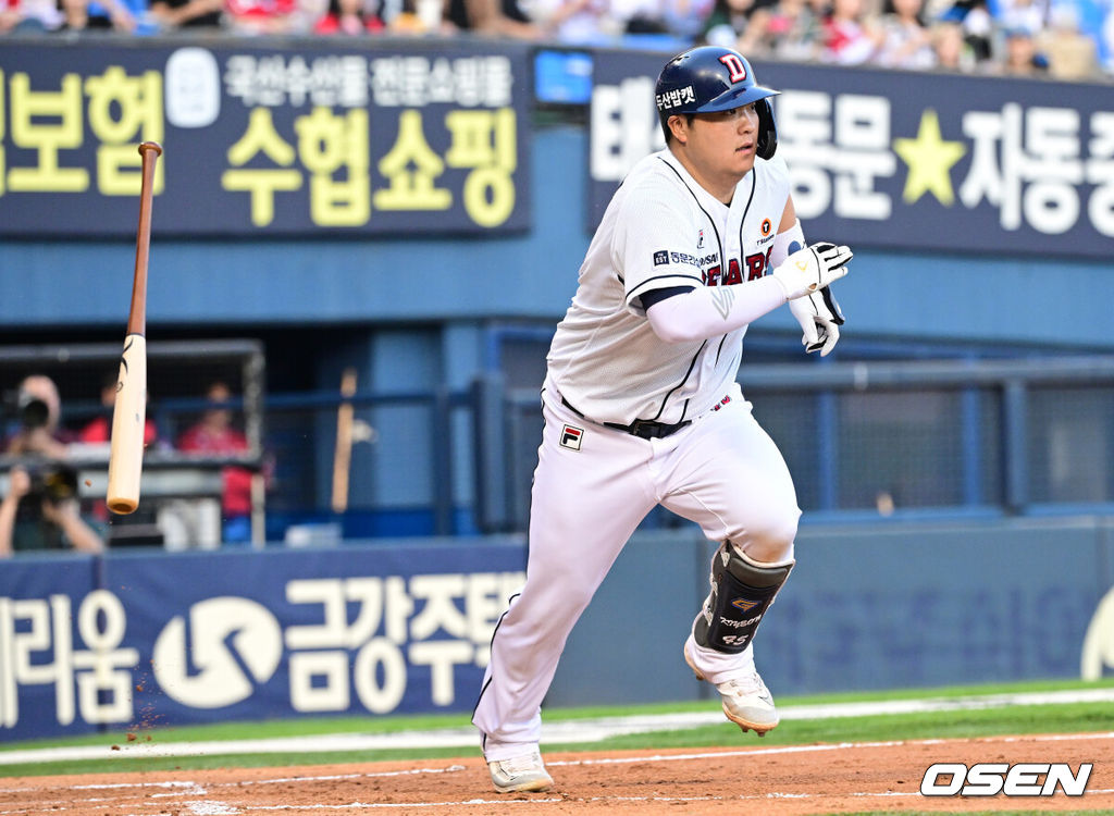 23일 오후 서울 잠실야구장에서 ‘2024 신한 SOL Bank KBO리그’ 두산 베어스와 SSG 랜더스의 경기가 열렸다.이날 홈팀 두산은 최준호, 방문팀 SSG는 송영진을 선발로 내세운다.2회말 무사 만루 상황 두산 김기연이 선제 2타점 우익선상 2루타를 날리고 있다. 2024.05.23 / dreamer@osen.co.kr