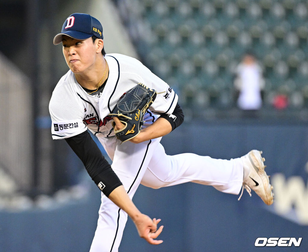 23일 오후 서울 잠실야구장에서 ‘2024 신한 SOL Bank KBO리그’ 두산 베어스와 SSG 랜더스의 경기가 열렸다.이날 홈팀 두산은 최준호, 방문팀 SSG는 송영진을 선발로 내세운다.3회초 두산 선발 최준호가 힘차게 공을 뿌리고 있다. 2024.05.23 / dreamer@osen.co.kr