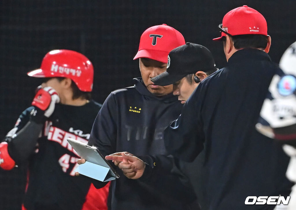 23일 부산 사직야구장에서 2024 신한 SOL 뱅크 KBO 리그 롯데 자이언츠와 KIA 타이거즈의 경기가 열렸다. 위닝시리즈를 달성한 롯데는 윌커슨을 내세워 스윕승을 도전하고 루징시리즈를 당한 KIA는 김사윤이 시즌 2번째 선발 등판했지만 1이닝 3실점으로 물러났다.KIA 타이거즈 이범호 감독이 7회초 1사 박찬호의 삼진 아웃때 ABS 패드를 들고 나와 심판에게 어필하고 있다. 2024.05.23 / foto0307@osen.co.kr