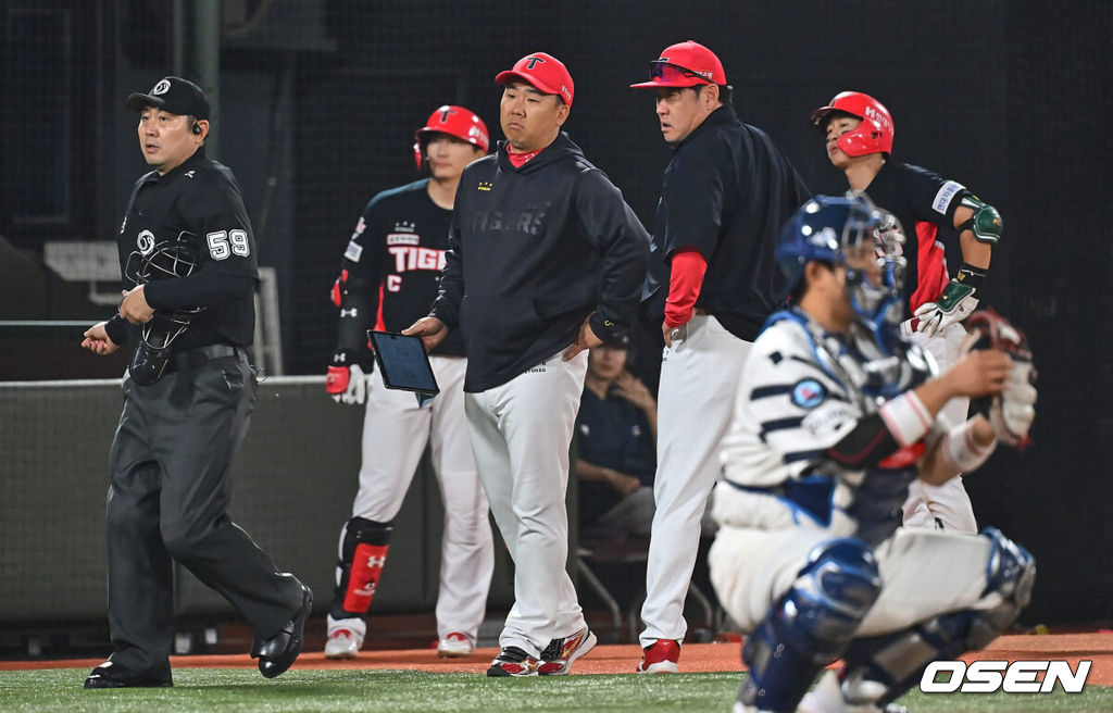 23일 부산 사직야구장에서 2024 신한 SOL 뱅크 KBO 리그 롯데 자이언츠와 KIA 타이거즈의 경기가 열렸다. 위닝시리즈를 달성한 롯데는 윌커슨을 내세워 스윕승을 도전하고 루징시리즈를 당한 KIA는 김사윤이 시즌 2번째 선발 등판했지만 1이닝 3실점으로 물러났다.KIA 타이거즈 이범호 감독이 7회초 1사 박찬호의 삼진 아웃때 ABS 패드를 들고 나와 심판에게 어필하고 있다. 2024.05.23 / foto0307@osen.co.kr